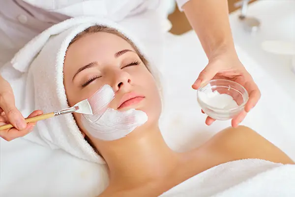 Pigment Peel Fruchtsäurebehandlung in Sarstedt. Ideal für Akne, Pigmentflecken und Anti-Aging.